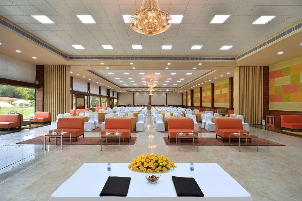 Best Western Resort Country Club Gurgáon Zařízení fotografie